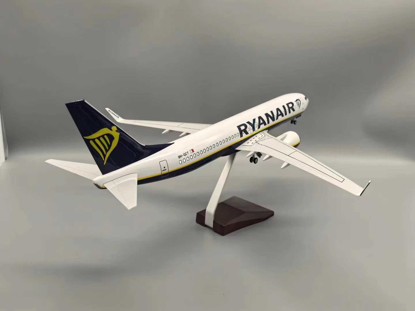 1 85 Scale 47cm 737 Aircraft Model Ryanair Ireland B737-800 Aircraft Model Die-Cast Resin Aircraft with LED Lights X250114