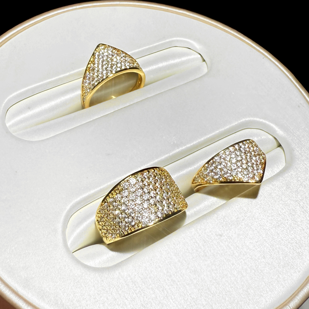 2025 Micro Pave 5A Cubic Zirconia Ice Out Ring Prong Setting CZ Bling Women Men Wedding Engagement Rings