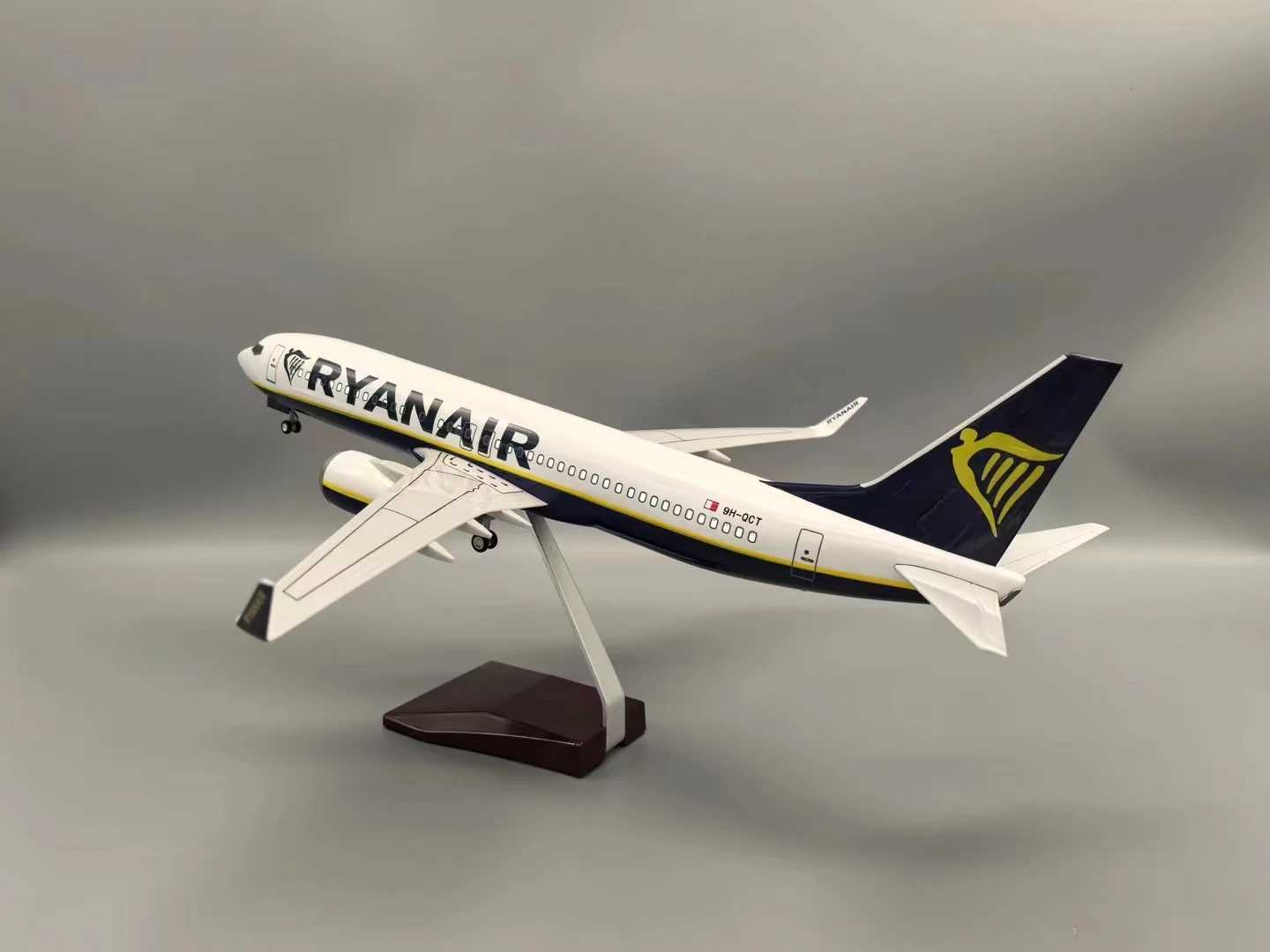 1 85 Scale 47cm 737 Aircraft Model Ryanair Ireland B737-800 Aircraft Model Die-Cast Resin Aircraft with LED Lights X250114