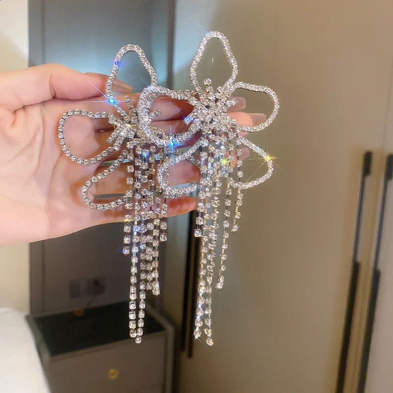 Fashion long flowing Su water diamond womens pendant earrings oversized hollow flower pendant earrings statement jewelry 250110