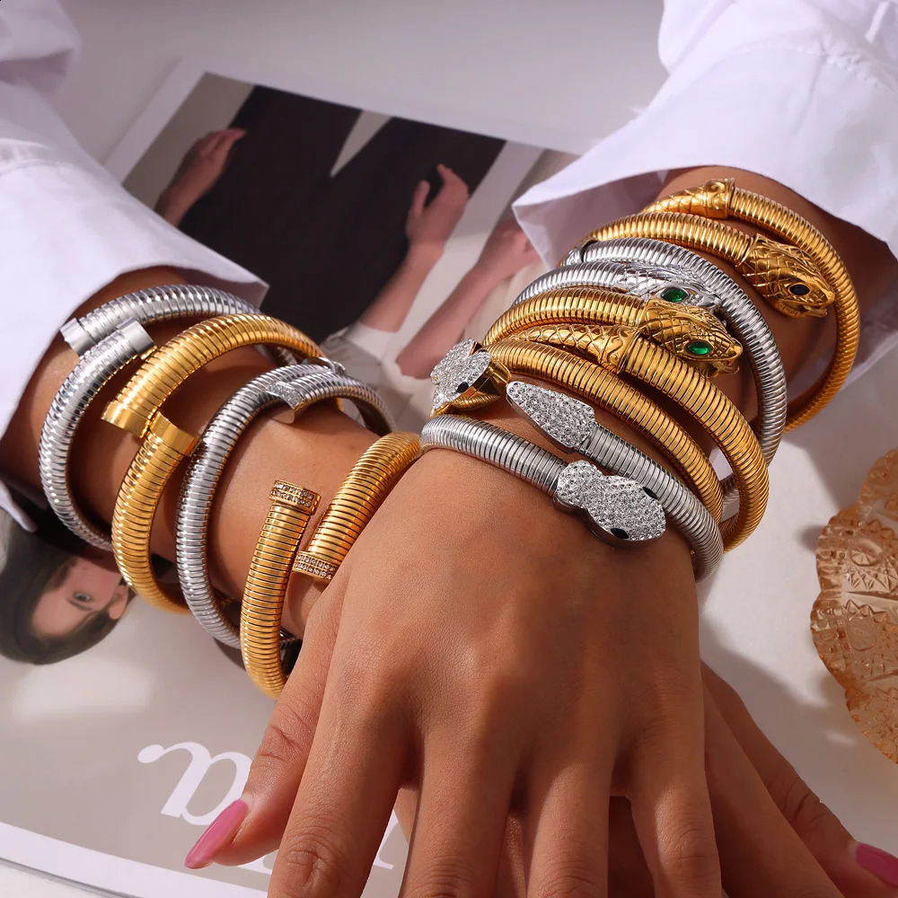 Fashion stainless steel snake bracelet womens retro green eye bracelet jewelry wholesale 250109