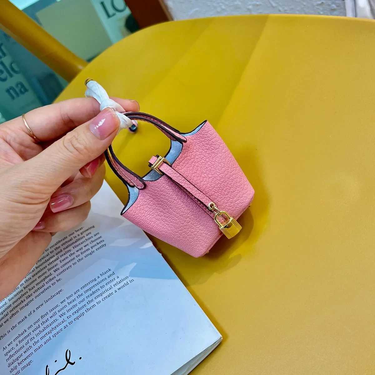 Keychains Lanyards Mini vegetable basket handbag for women fashionable bag accessory H250115