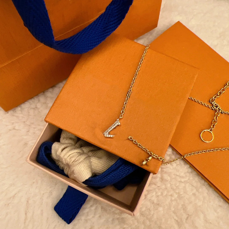 Necklaces designer women necklace lettres moissanite chain for lady charm pendant designer jewelry diamond necklace woman fashion formal casual fa0105 Y4