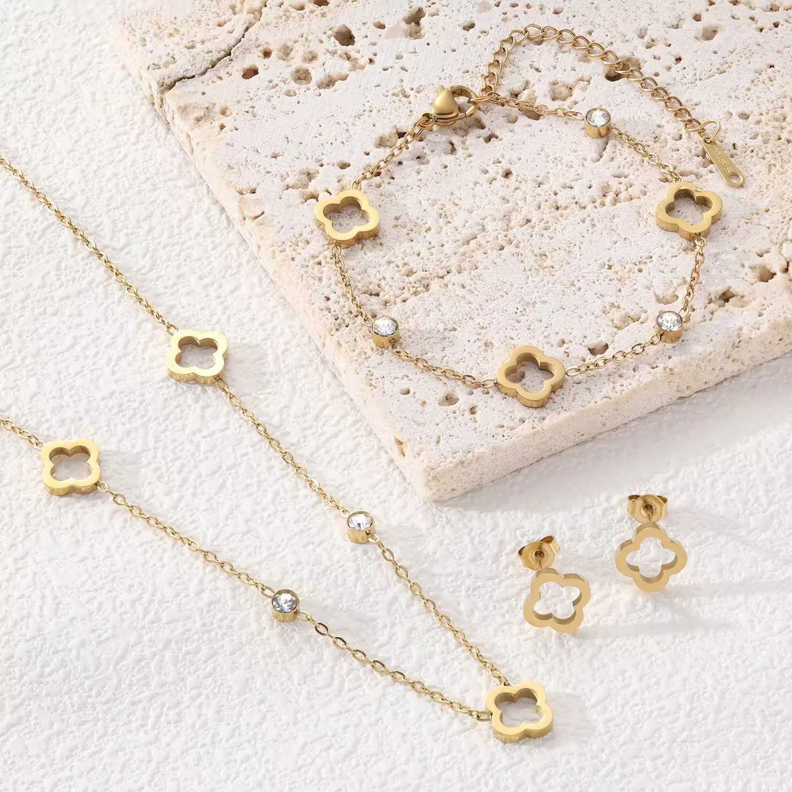 Chain 4 Pieces of Personalized Simple Stainless Steel Zircon Four-Leaf Flower Necklace Bracelet Earrings for Women Versatile Party Gift Set H250115