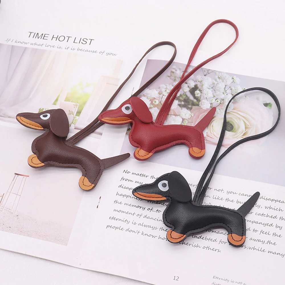 Keychains Lanyards 1 piece Fashion Leather Dog Keychain Dachshund Bag Charm Cute Accessory Suitable for Backpack Tote H250115