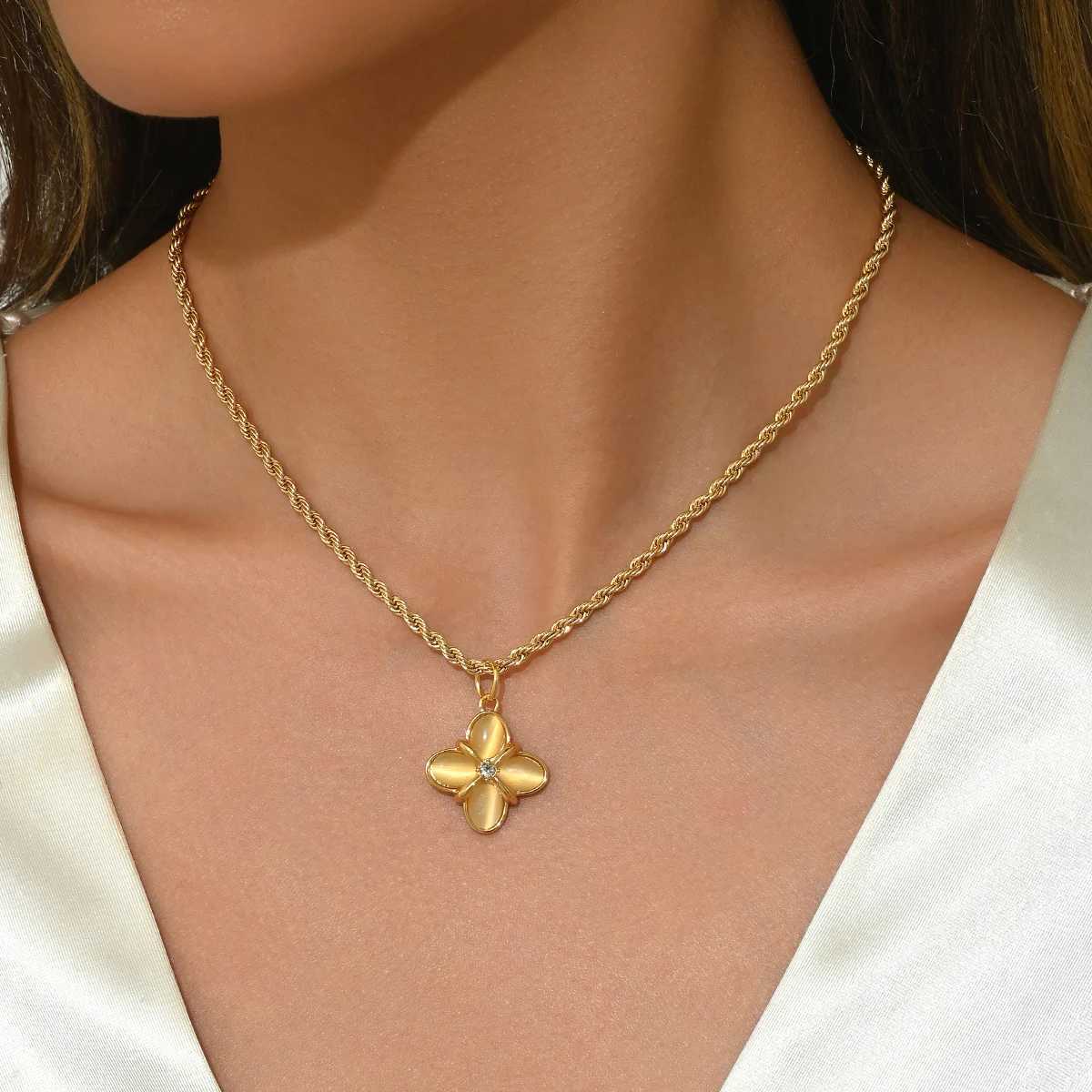 Pendant Necklaces Europe and the United States hot stainless steel four-leaf clover necklace Fashion womens pendant Stainless neck H250115