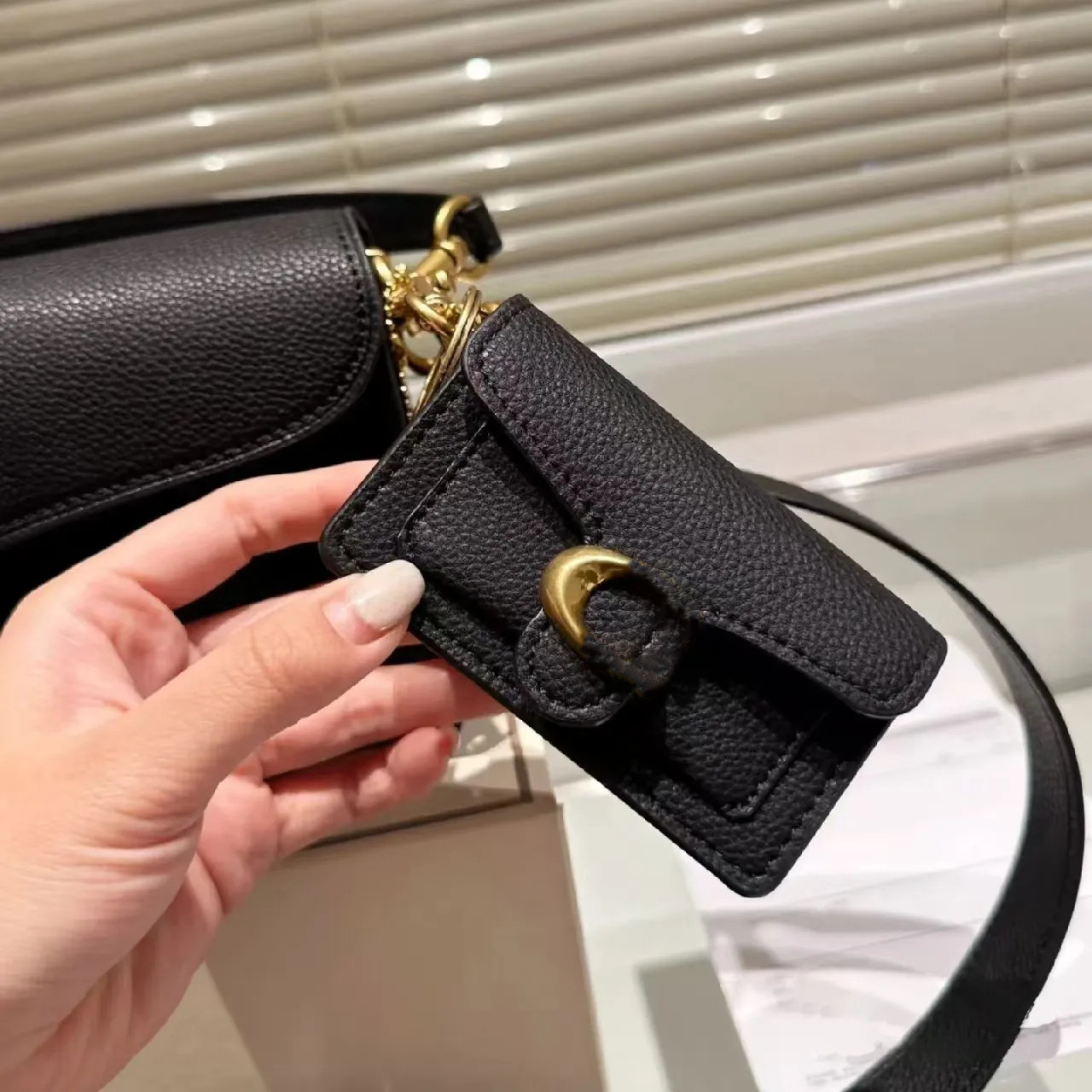 rowan Mini Bags Coa ch Designer Keychain Keyring Womens Keychain Keychain Bag Charm Stylish Luxury Leather Trim Refreshing Style Keychain Hangings