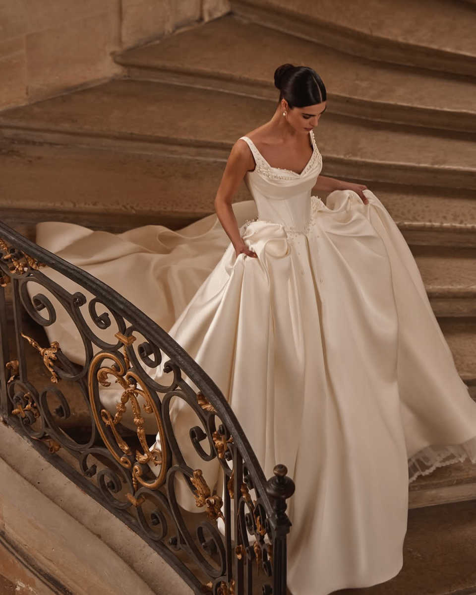 Charming A e Wedding Dresses Pearls Beading Satin Spaghetti Straps Bridal Gowns Backless Pleats Bride Dress