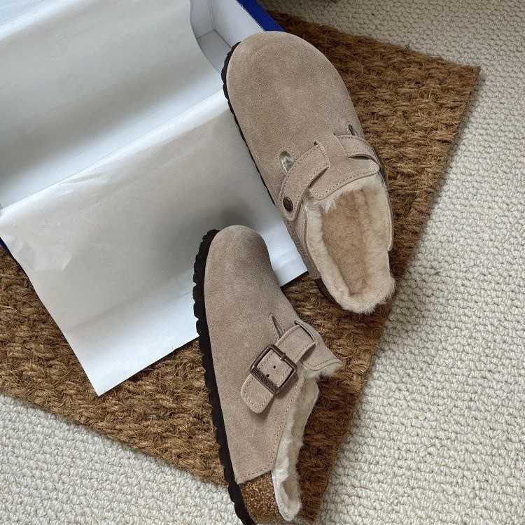sandals slides clogs Gaga is good at wearing suede thick soled shoes women in winter. She wears Boken fur slippers with plush for comfort and