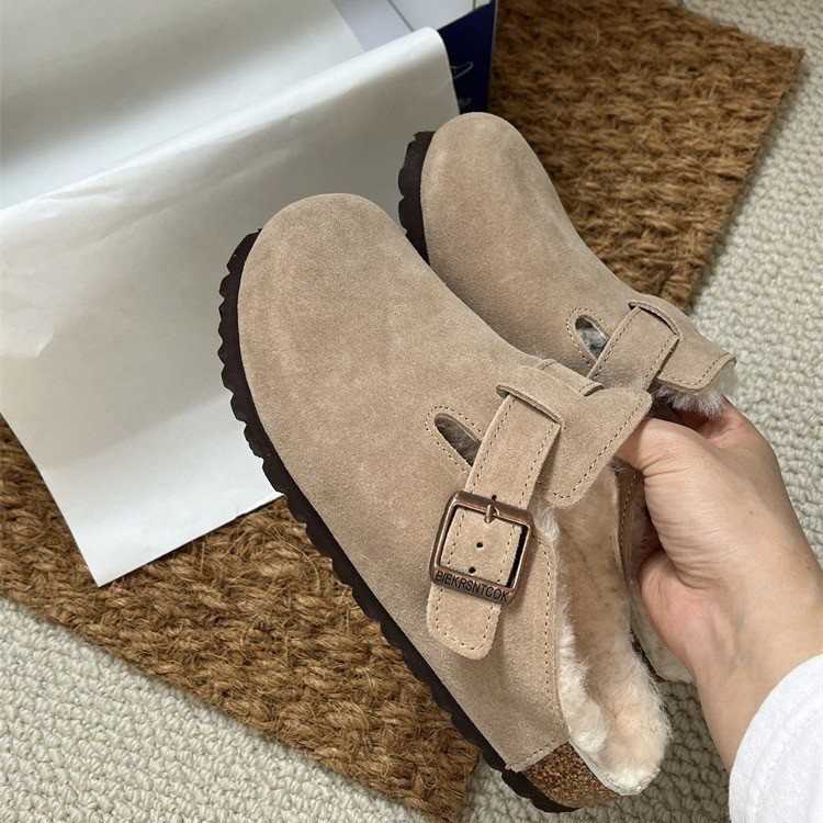 sandals slides clogs Gaga is good at wearing suede thick soled shoes women in winter. She wears Boken fur slippers with plush for comfort and