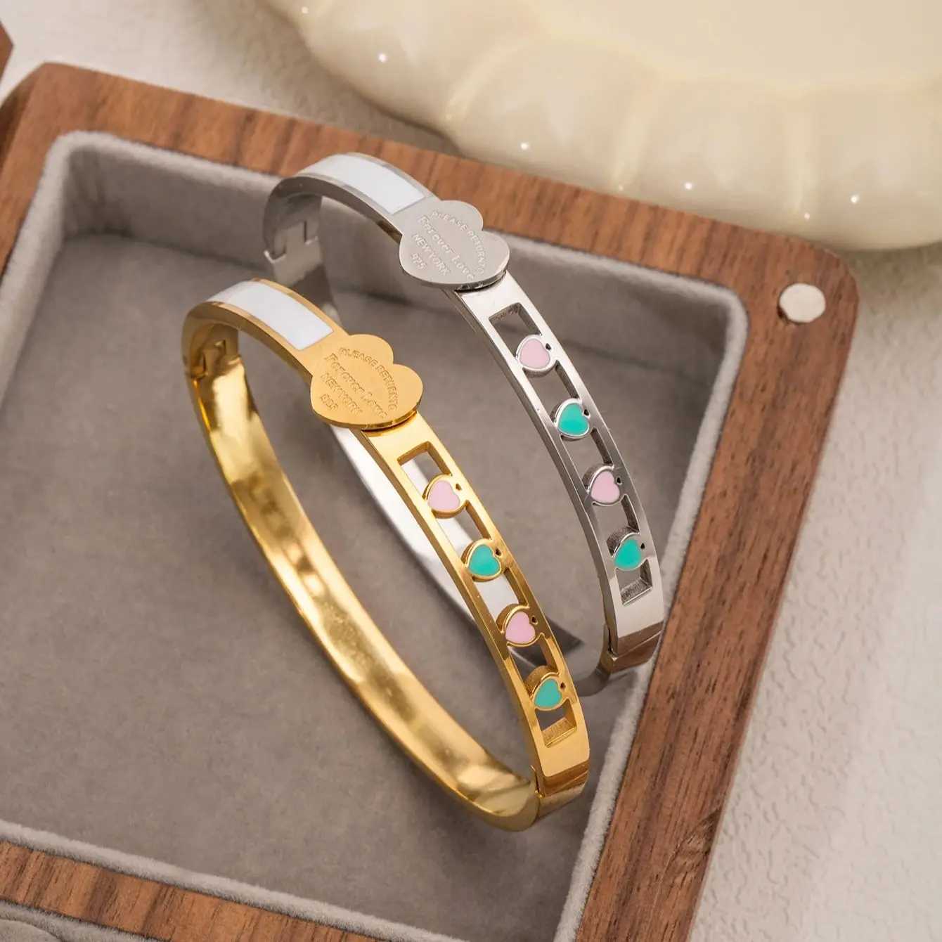 Bangle Stainless Steel Hollow Heart Womens Bracelet Cold Enamel Drip Oil Waterproof 18K Gold-Plated Jewelry H250115