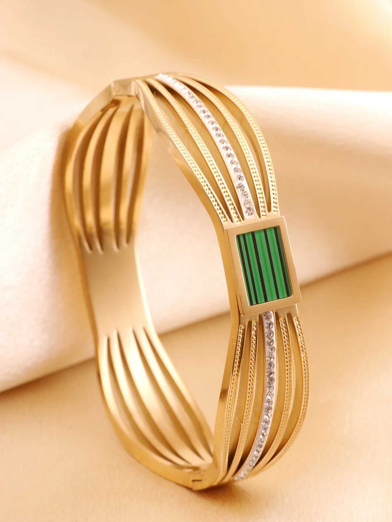 Bangle A Stainless steel fashion bracelet H250115
