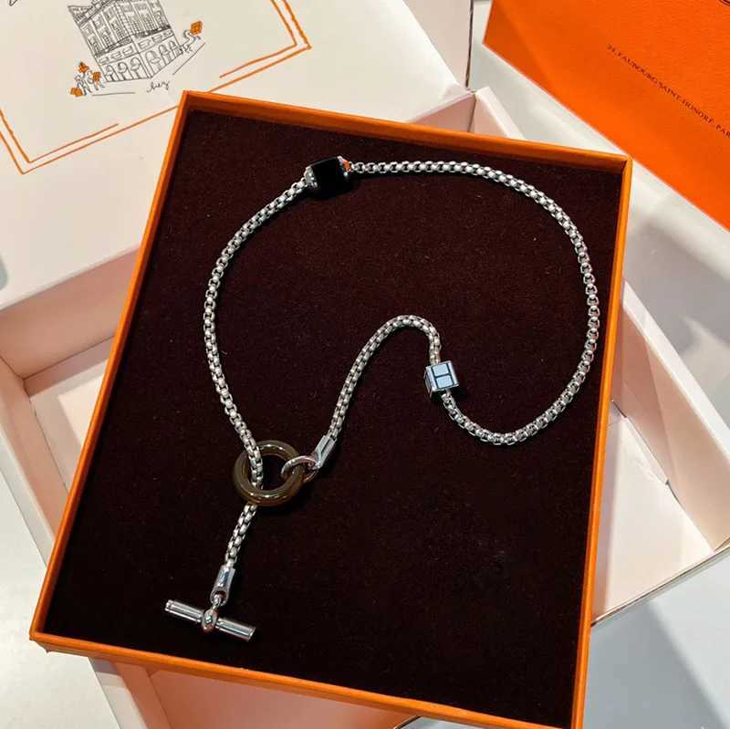 Pendant Necklaces 2024 New European and American Classic Retro Trend 925 Pure Silver Womens French Black Ceramic Pig Nose OT Buckle Necklace H250115