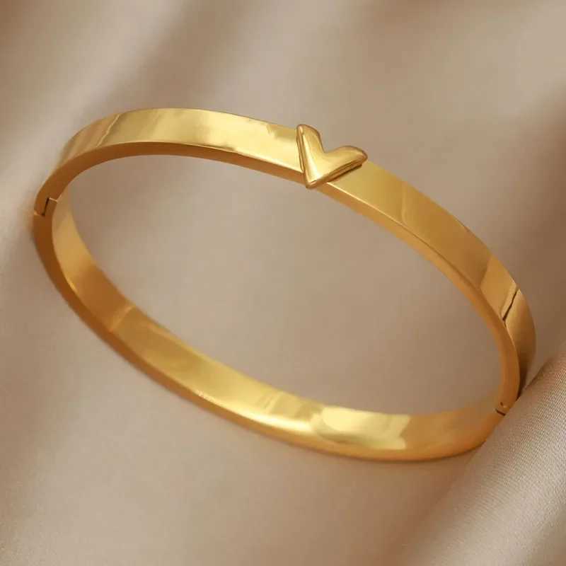 Bangle Stainless Steel Metal Flower Pearl Bangles bracelets for Women Fashion Brand Jewelry Elegant Shell Letter V Accessories H250115