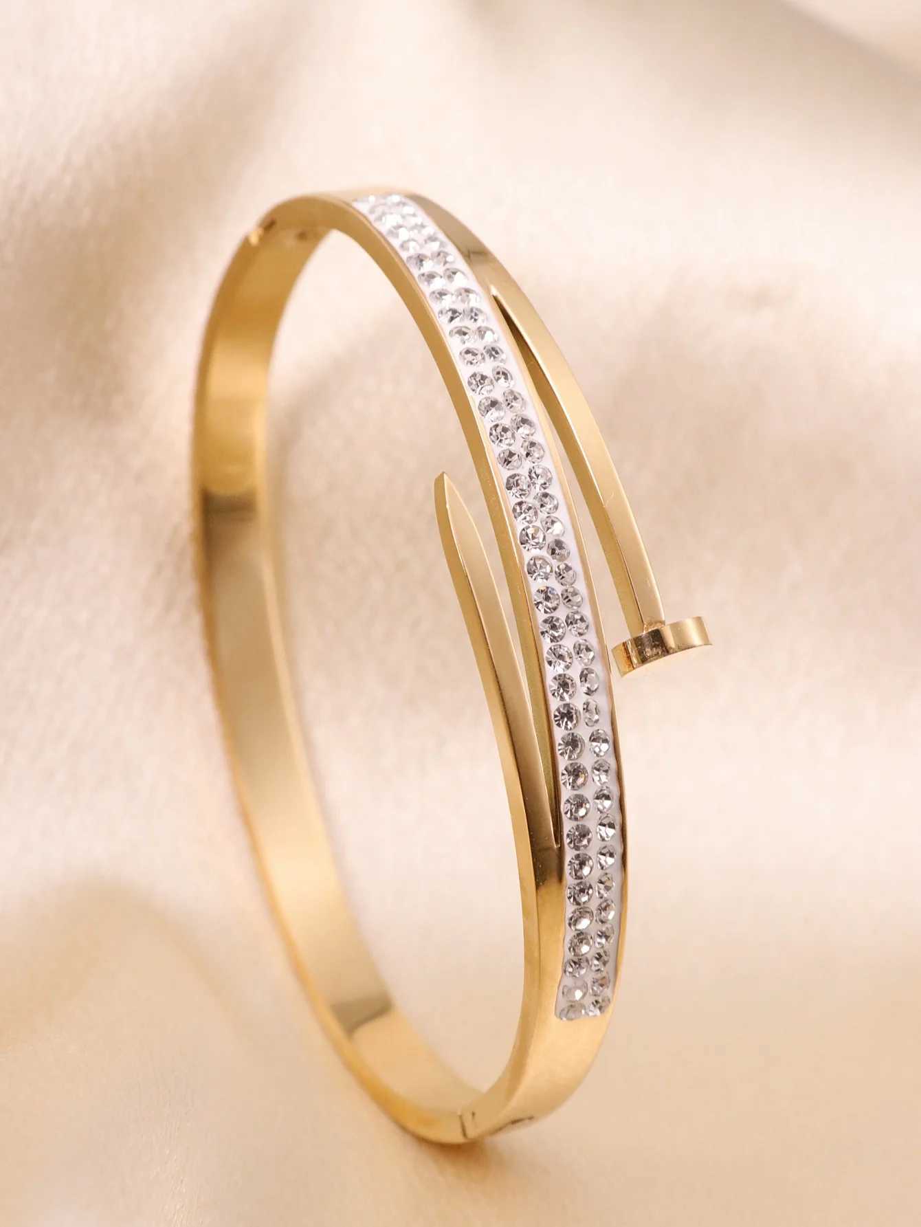 Bangle A Stainless steel fashion bracelet H250115