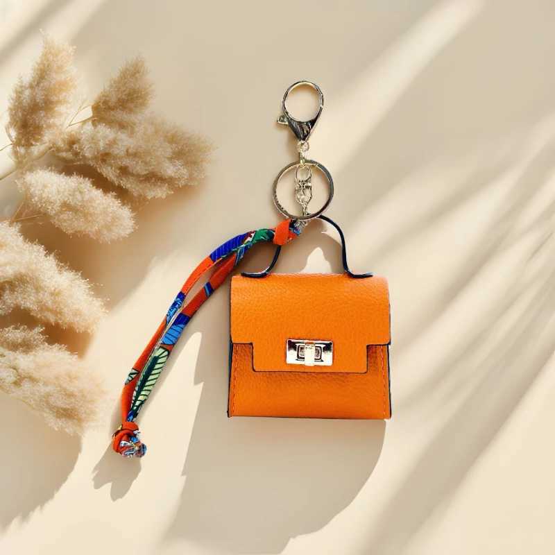 Keychains Lanyards New Mini Bag Pendant Cute Bluetooth Earphone High End Leather Creative Keychain H250115