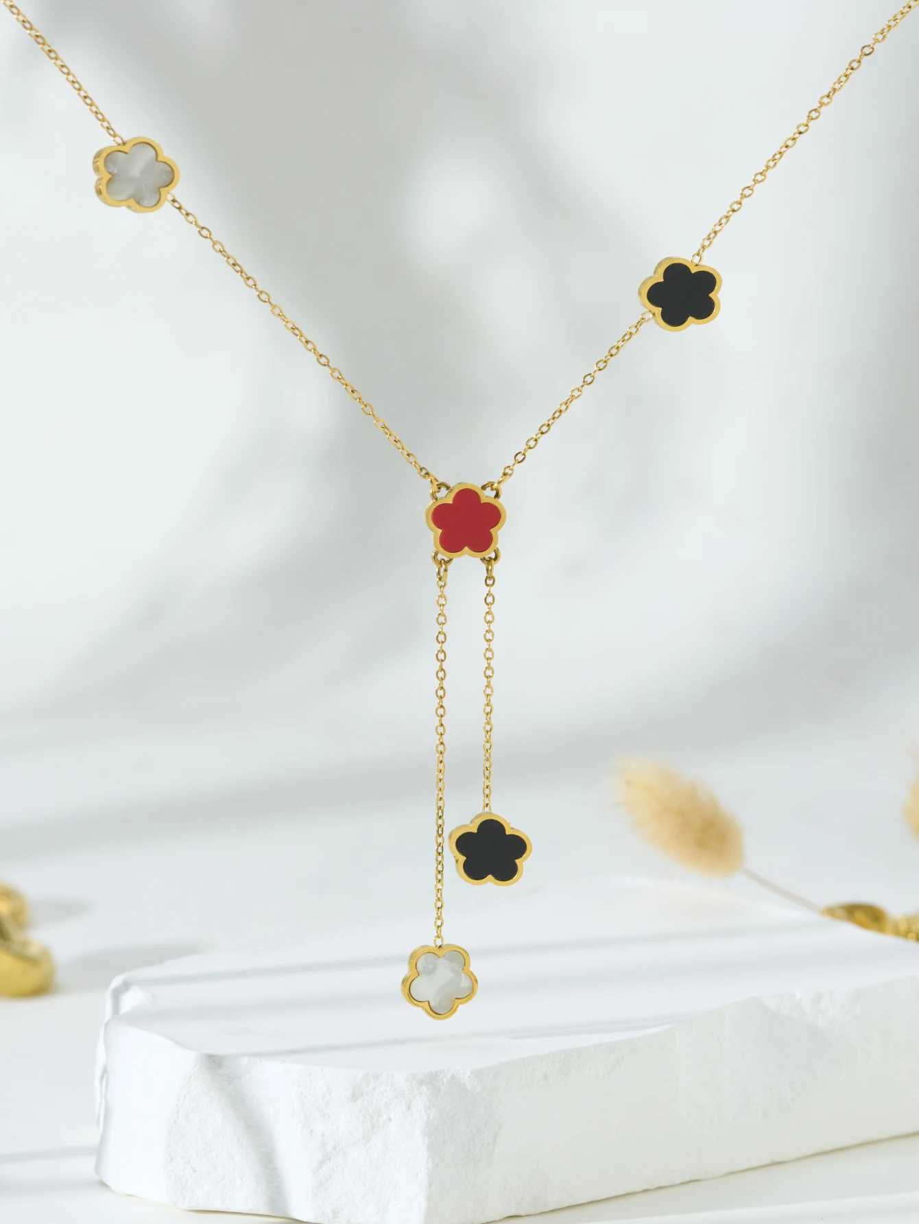 Pendant Necklaces High version five flowers thickened plating collarbone long red black and white mother of pearl necklace H250217