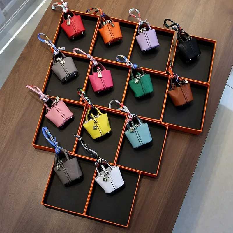 Keychains Lanyards Mini Basket Bag Pendant High end Leather Car Keychain Cute Creative Earphone H250115