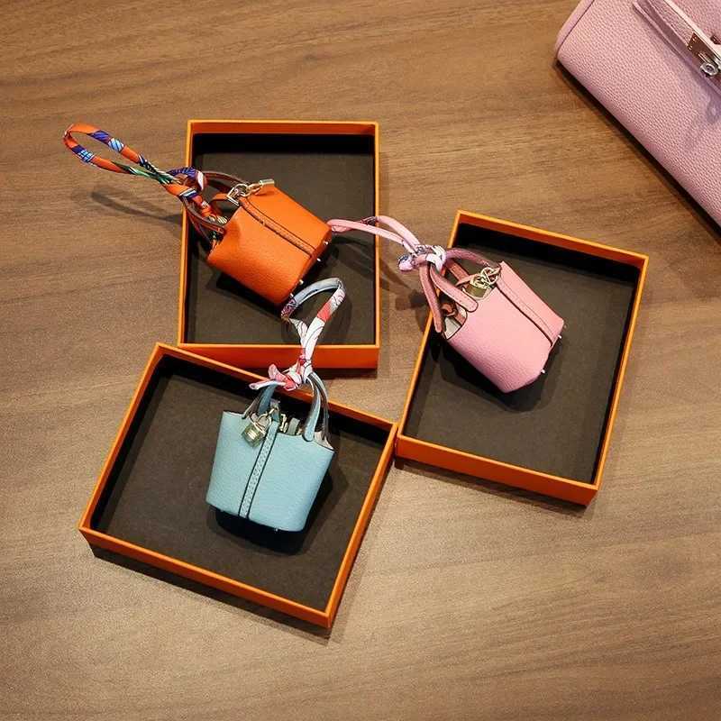 Keychains Lanyards Mini Basket Bag Pendant High end Leather Car Keychain Cute Creative Earphone H250115
