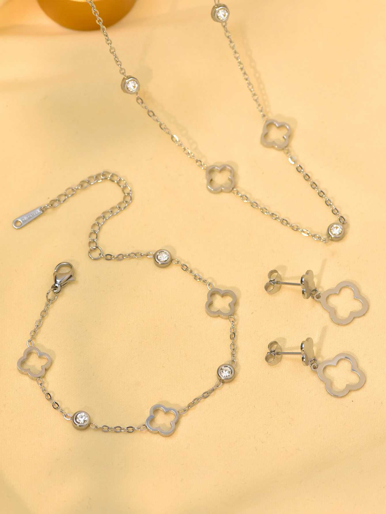 Pendant Necklaces 1 Piece Popular Lucky Stainless Steel Hollowed Out Flower Bracelet Necklace Ladies Fashion Jewelry for Daily Party Wear H250217