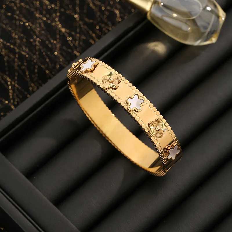 Bangle 1Pc Fashion Flower Stainless Steel Bracelet Style Vintage Hand Jewelry H250115