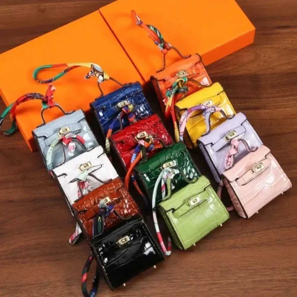 Keychains Lanyards Mini Bag Pendant Crocodile Pattern Exquisite Change High End Earphone Red Mouth Charter Key Buckle H250115