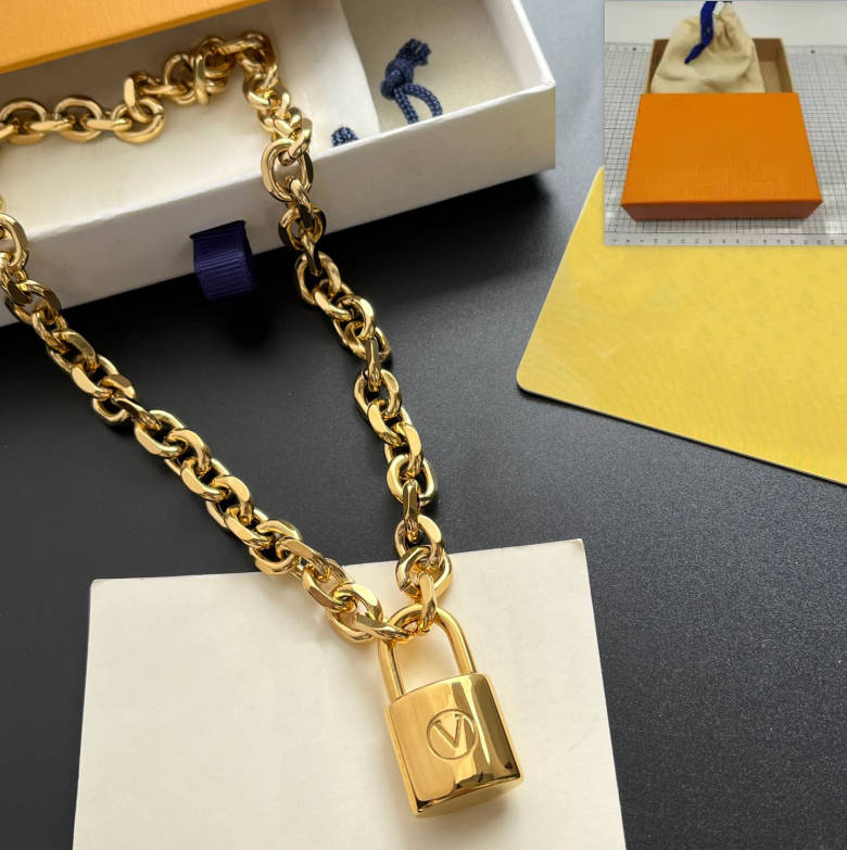 Pendant Necklaces Exquisite 18k Gold Plated Necklace Fashionable Lock Design High Quality Chain Necklace High End Temperament Womens Necklace