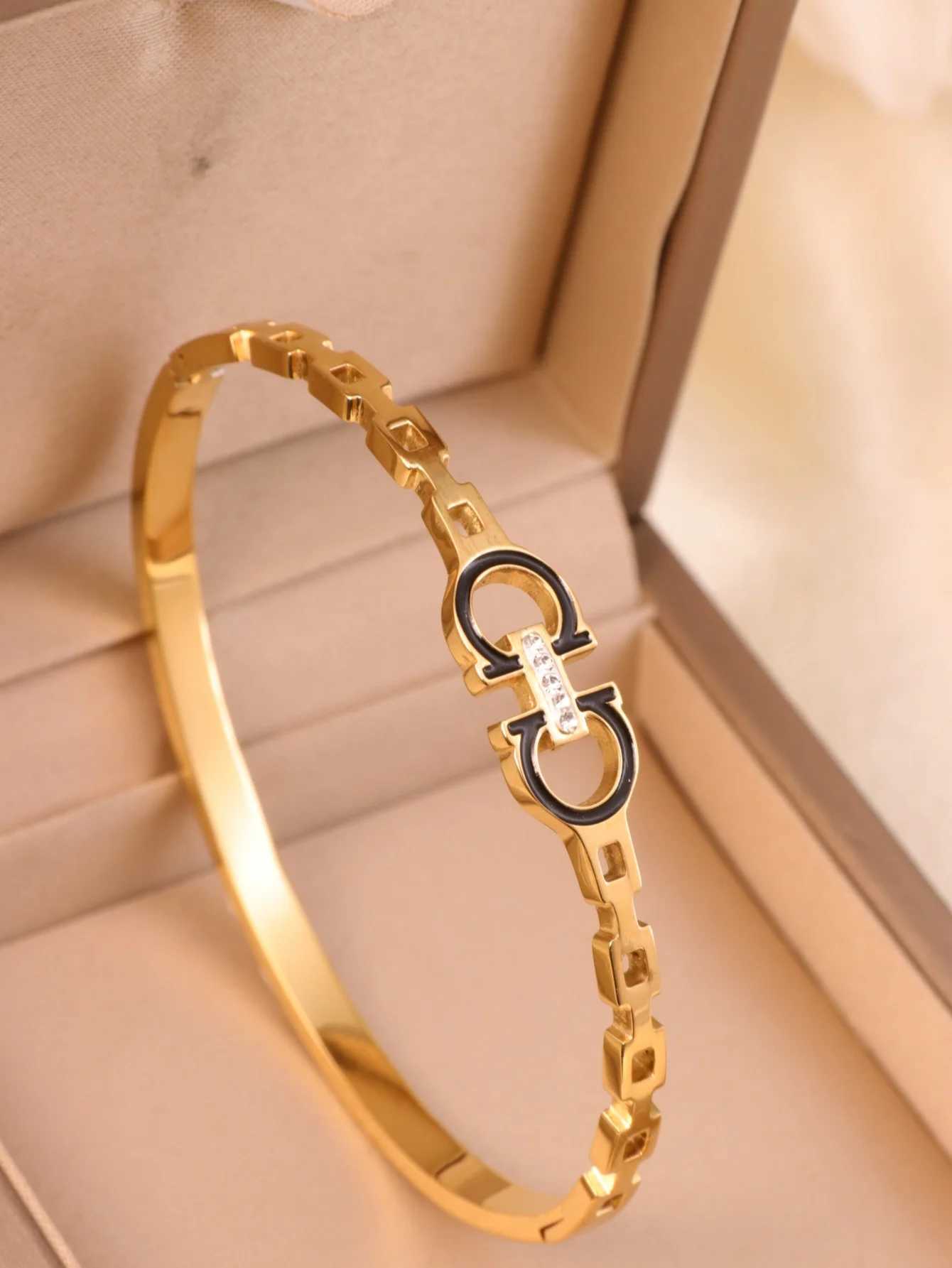 Bangle A Stainless steel fashion bracelet H250115