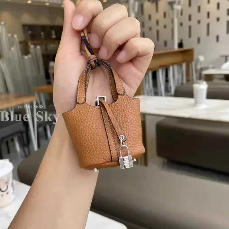 Keychains Lanyards Cute Mini Basket Bag Pendant Earphone Bucket Creative Car Key Female H250115