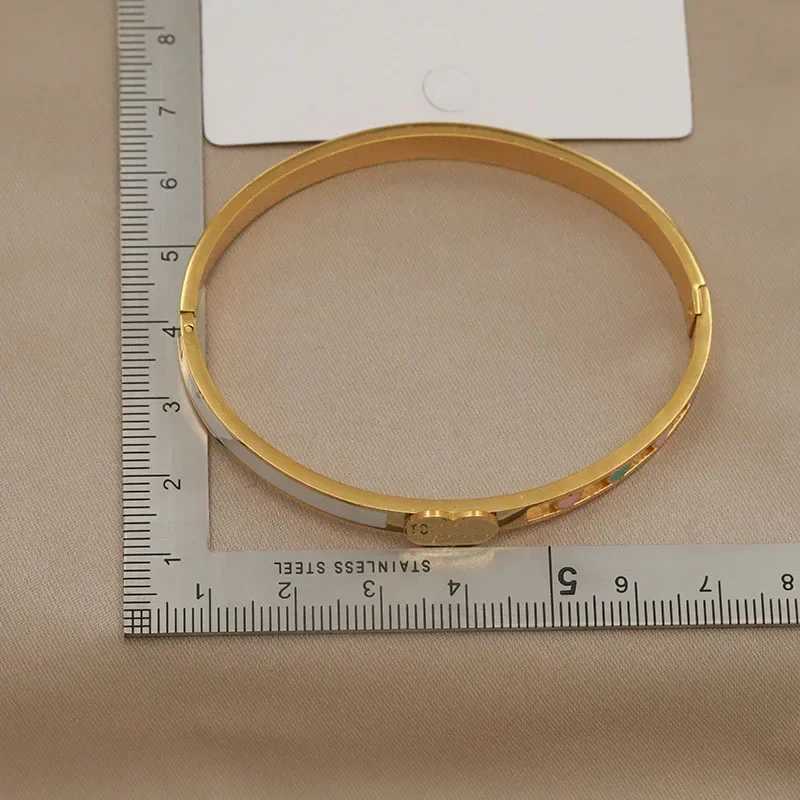 Bangle Classic Stainless Steel Metal Multicolor Heart Bangles for Women Fashion Brand Jewelry Hollow Bracelets Gift Accessories H250115
