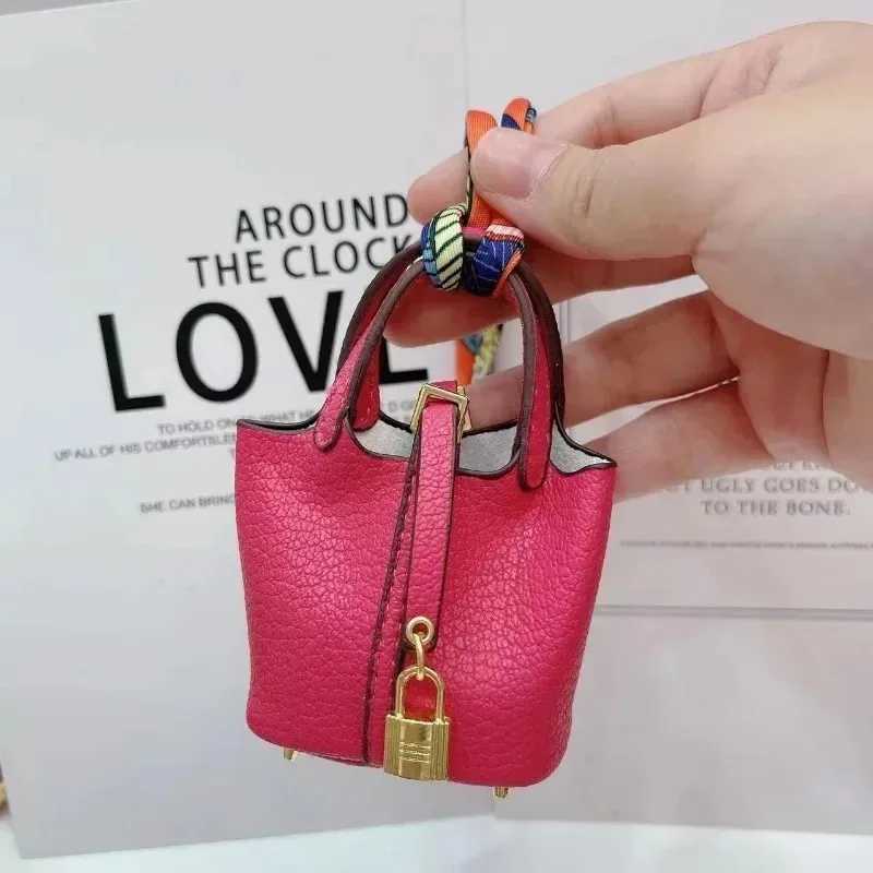 Keychains Lanyards Cute Mini Basket Bag Pendant Earphone Bucket Creative Car Key Female H250115