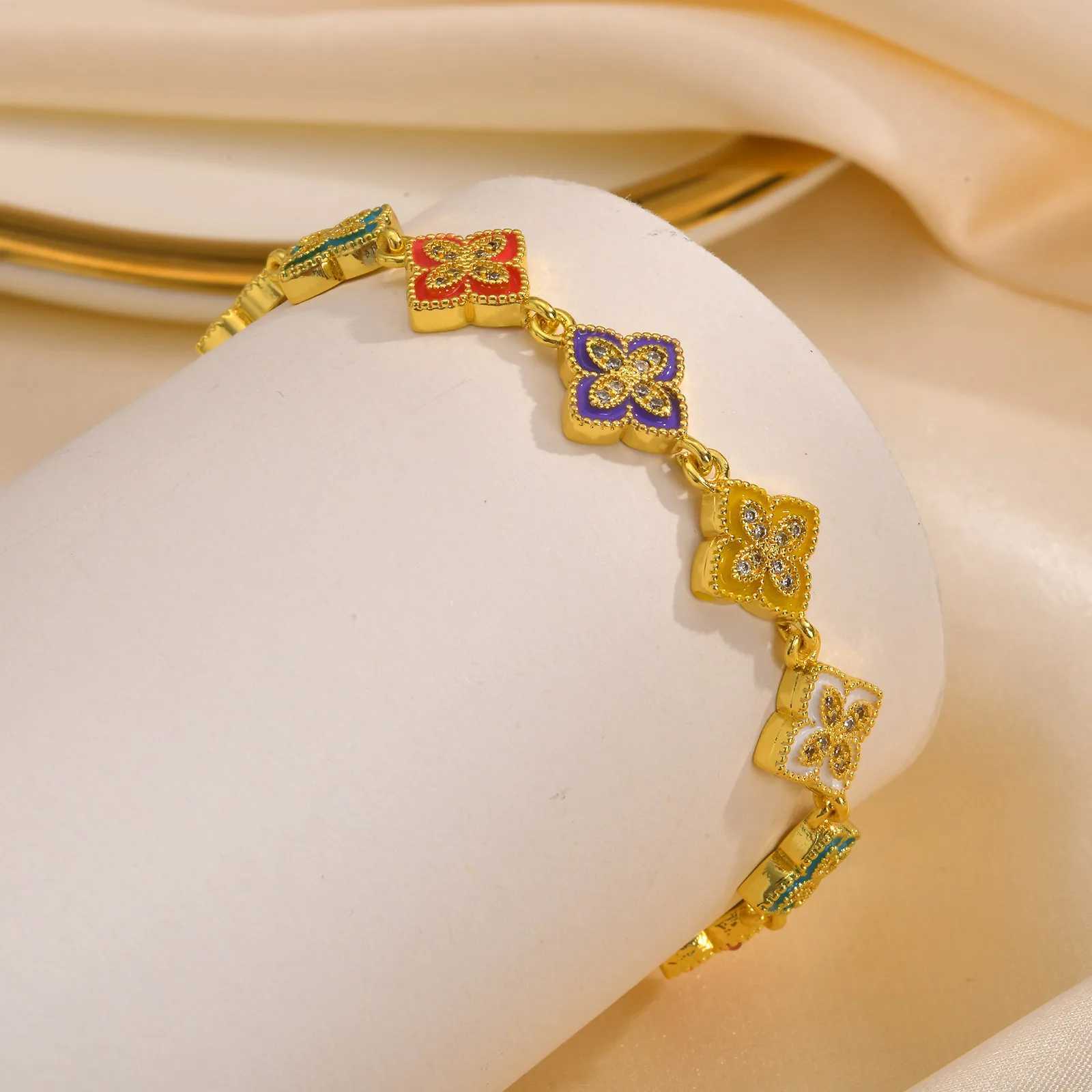 Chain Elegant Four Leaf Clover Womens Hand Bracelets Zirconia Flower Bangle For Party Mom Girlfriend Couple Valentines Day Gift H250217