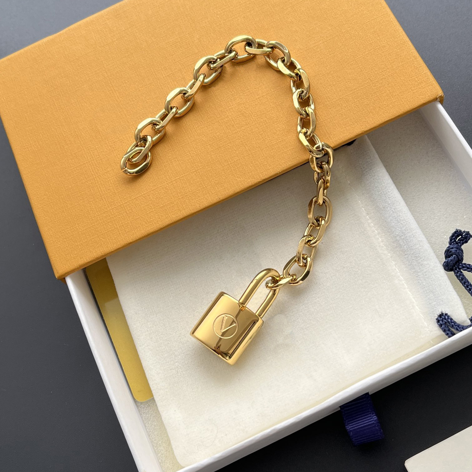 Fashionable 18k Gold Plated Bracelet Made Of Stainless Steel Material Lock Shaped Matching Bracelet High End Temperament Gift Bracelet Box