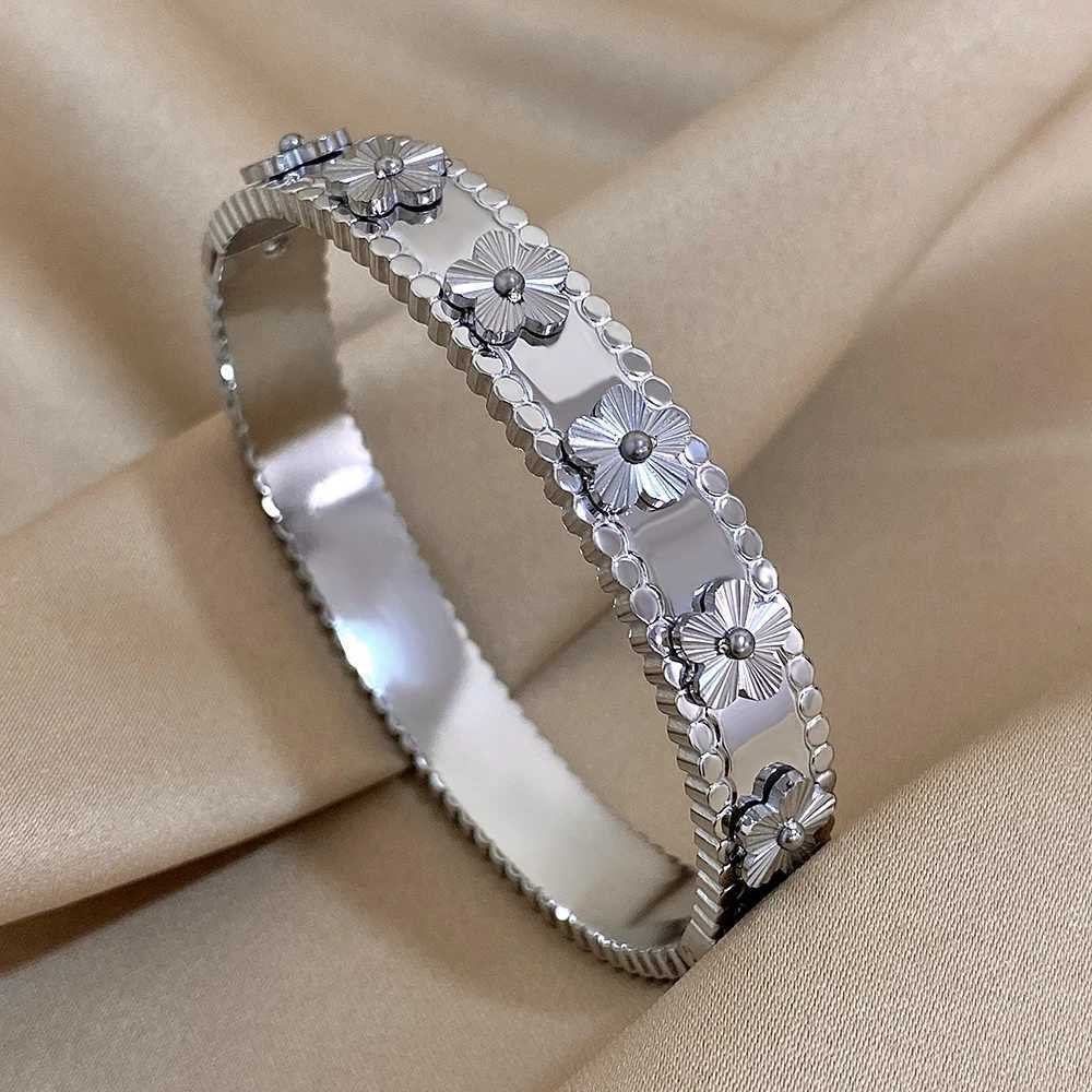 Bangle Chic Cute Flower Decoration Bracelet for Women Girls Fashion Gold Plated Stainless Steel Waterproof Cuff Bracelets Jewelry Gifts H250115