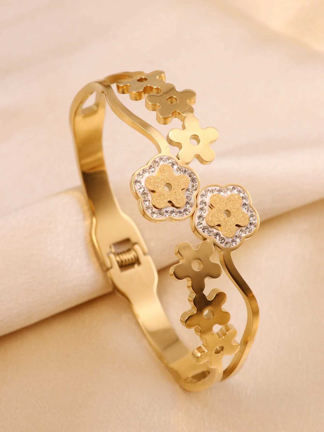 Bangle A Stainless steel fashion bracelet H250115