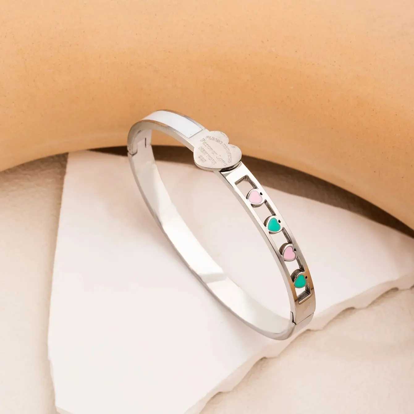 Bangle Stainless Steel Hollow Heart Womens Bracelet Cold Enamel Drip Oil Waterproof 18K Gold-Plated Jewelry H250115