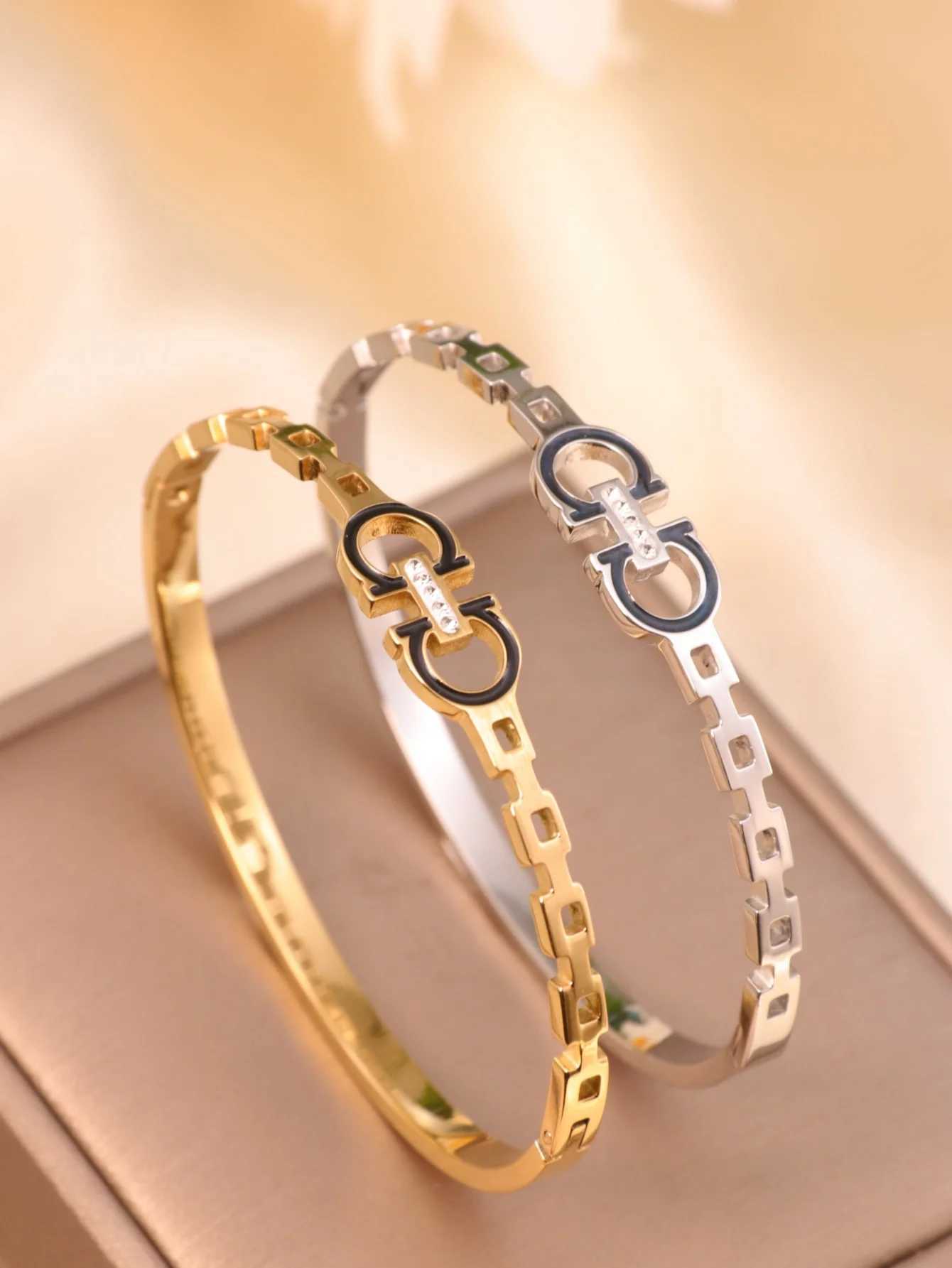 Bangle A Stainless steel fashion bracelet H250115
