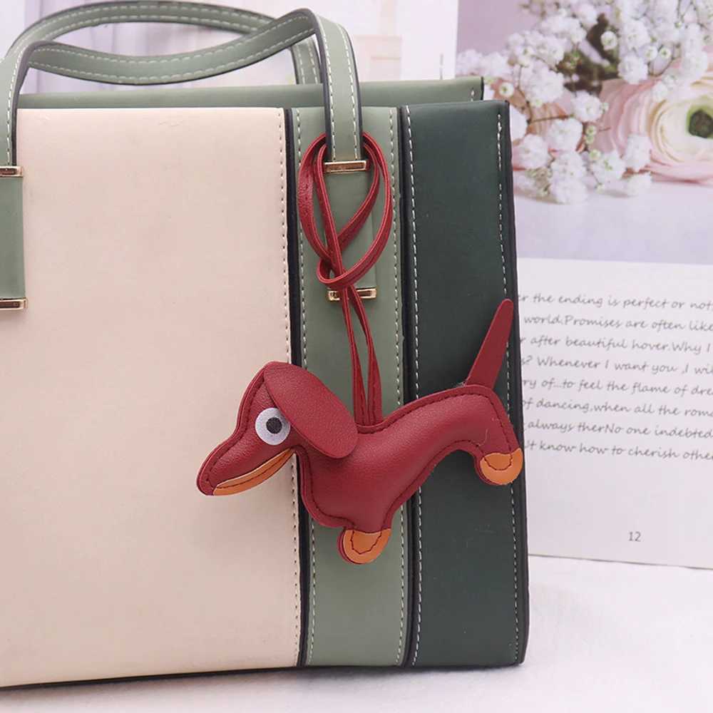 Keychains Lanyards 1 piece Fashion Leather Dog Keychain Dachshund Bag Charm Cute Accessory Suitable for Backpack Tote H250115