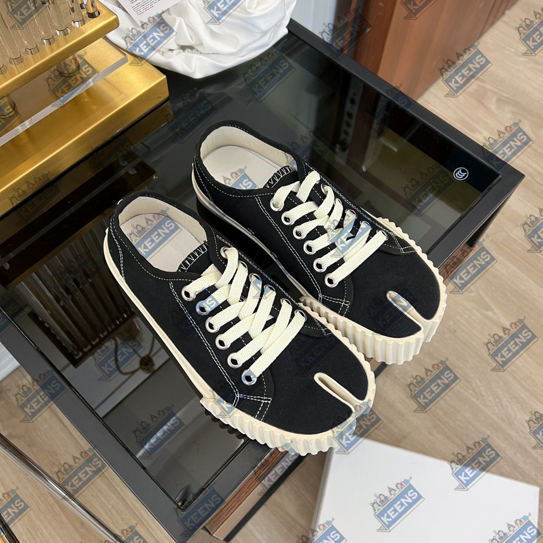 Casual canvas shoes men women sneakers lace-up Black white brown Graffiti upper Designer foam runner flat trainer Outdoor sneakers