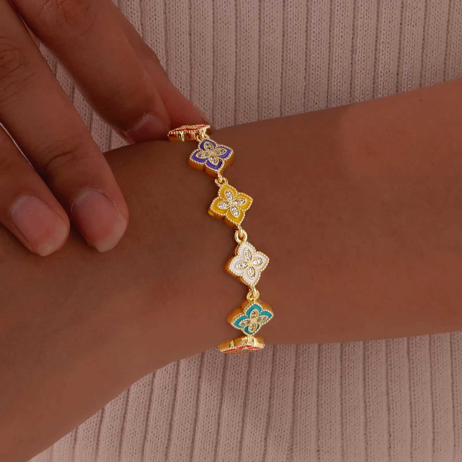 Chain Elegant Four Leaf Clover Womens Hand Bracelets Zirconia Flower Bangle For Party Mom Girlfriend Couple Valentines Day Gift H250217