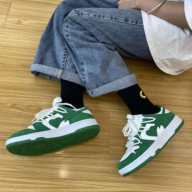 2023 Sewing Sneakers Contrasting Colors Light Flat Ladies Outdoor Men Running Shoes Heart Pattern Women