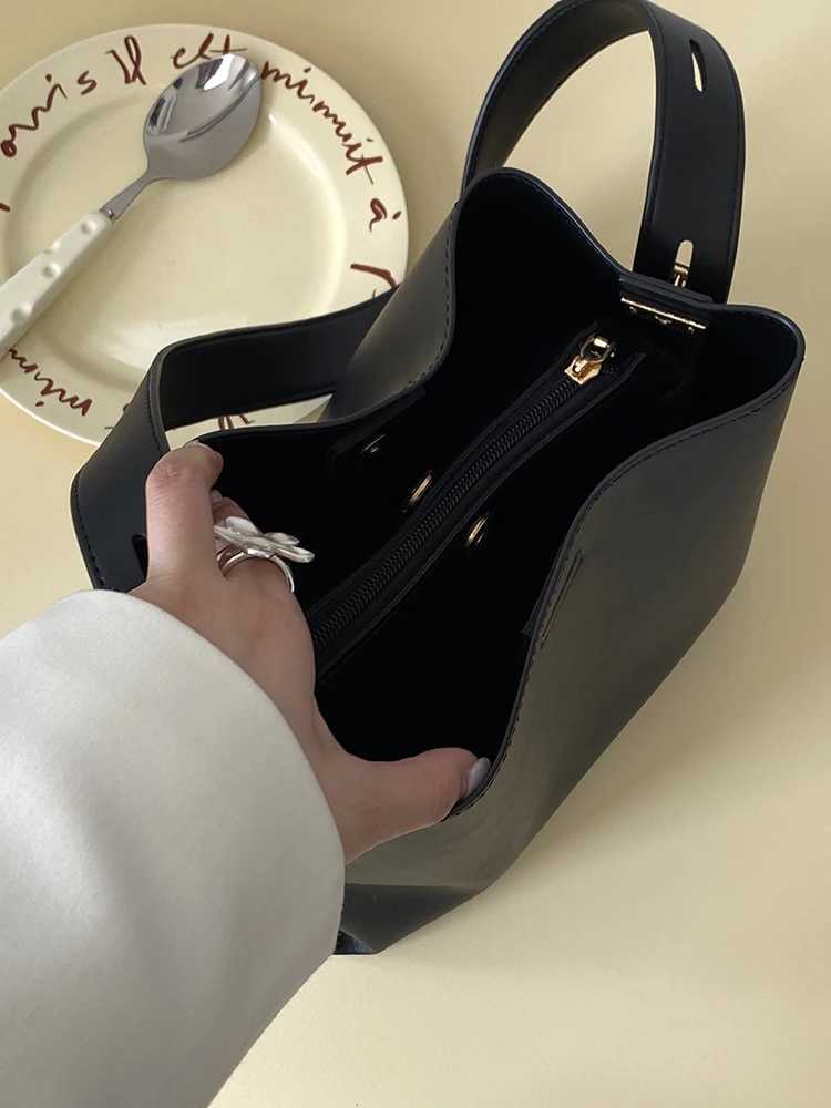 Arrival Black Soft Leather Autumn Winter New Womens Versatile One Shoulder Bag Fashion Large Capacity Commuter Handbags T250115