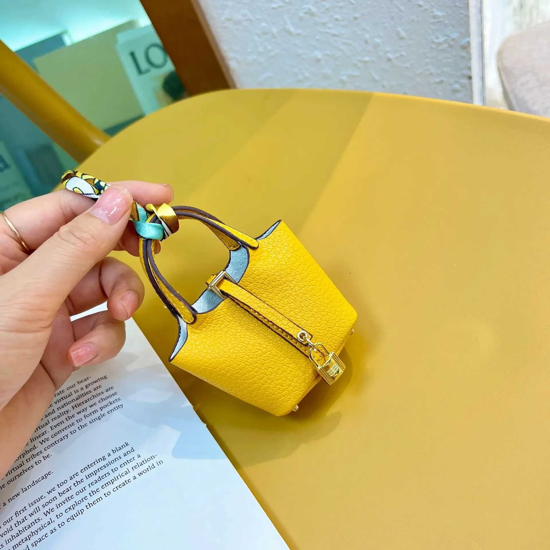 Keychains Lanyards Mini vegetable basket handbag for women fashionable bag accessory H250115