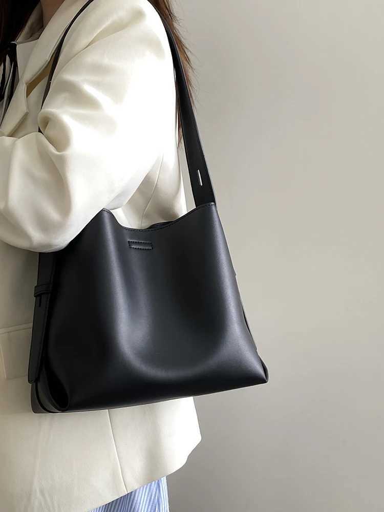 Arrival Black Soft Leather Autumn Winter New Womens Versatile One Shoulder Bag Fashion Large Capacity Commuter Handbags T250115