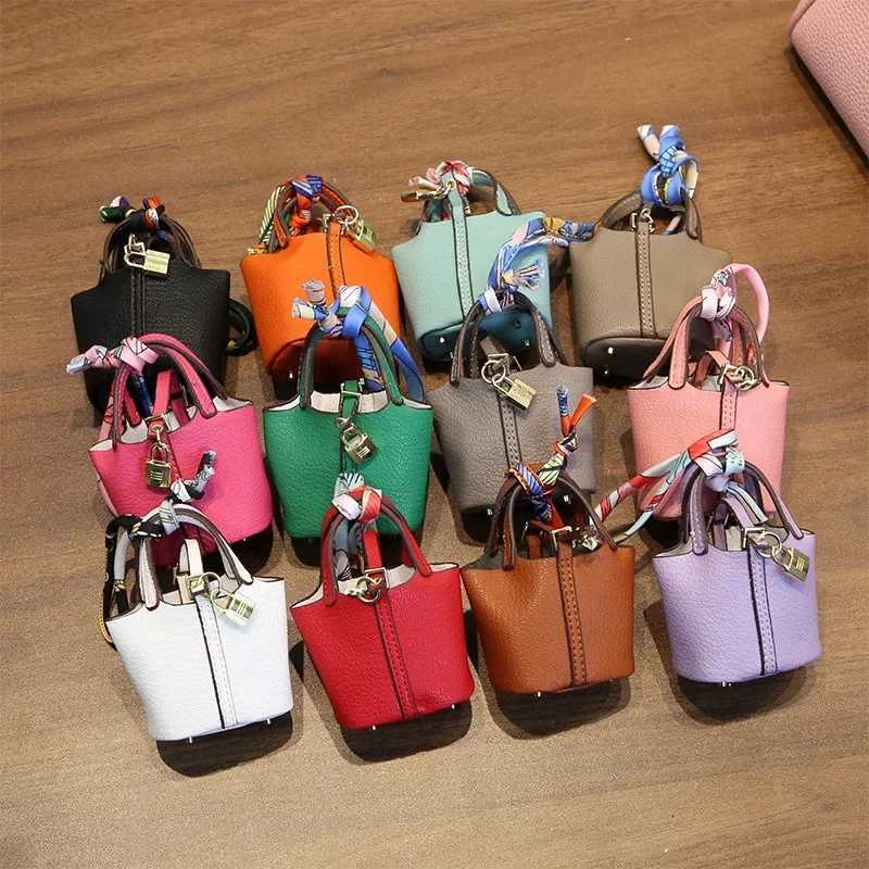 Keychains Lanyards Mini Basket Bag Pendant High end Leather Car Keychain Cute Creative Earphone H250115