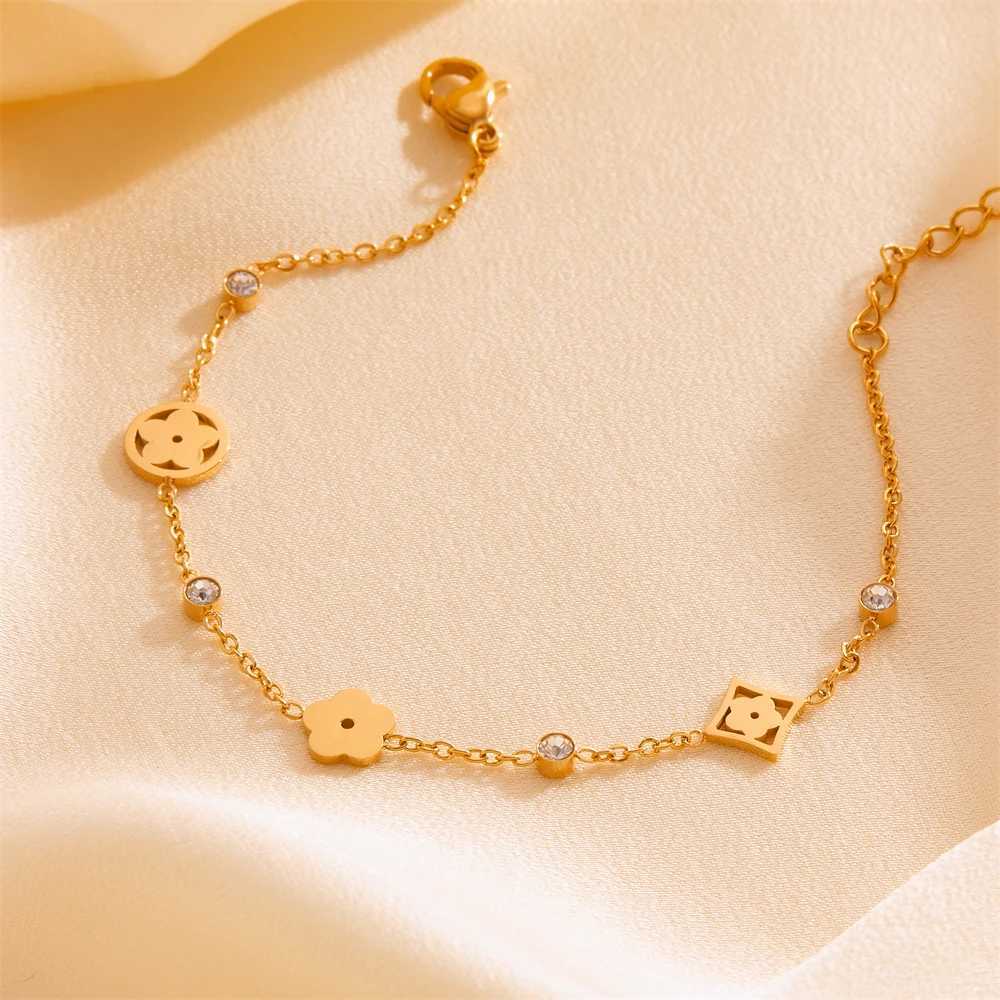 Earrings Necklace titanium steel five Clover necklace jewelry Stainless Steel waterproof Double Layer Clove Gold Plated and bracelet set H250217