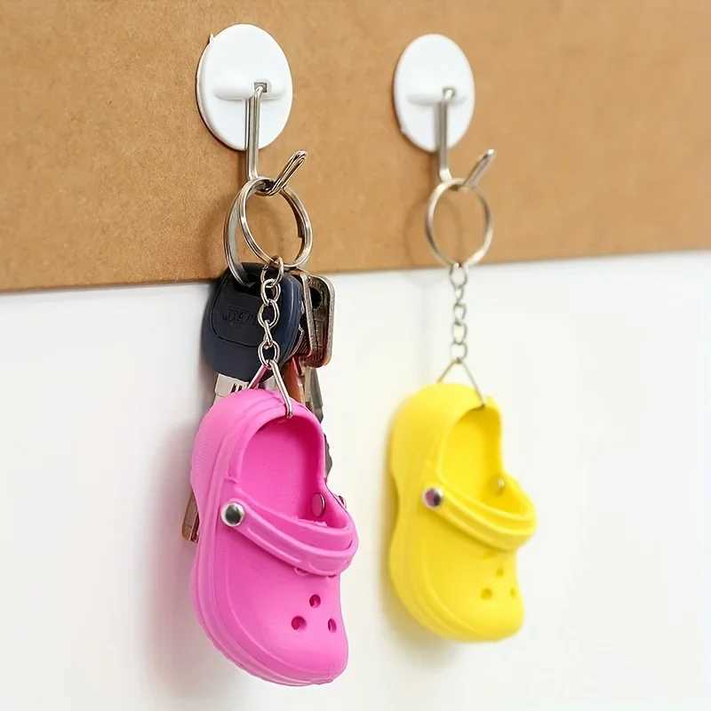 Keychains Lanyards A cute mini shoe keychain creative pendant bag accessories car jewelry gift H250115