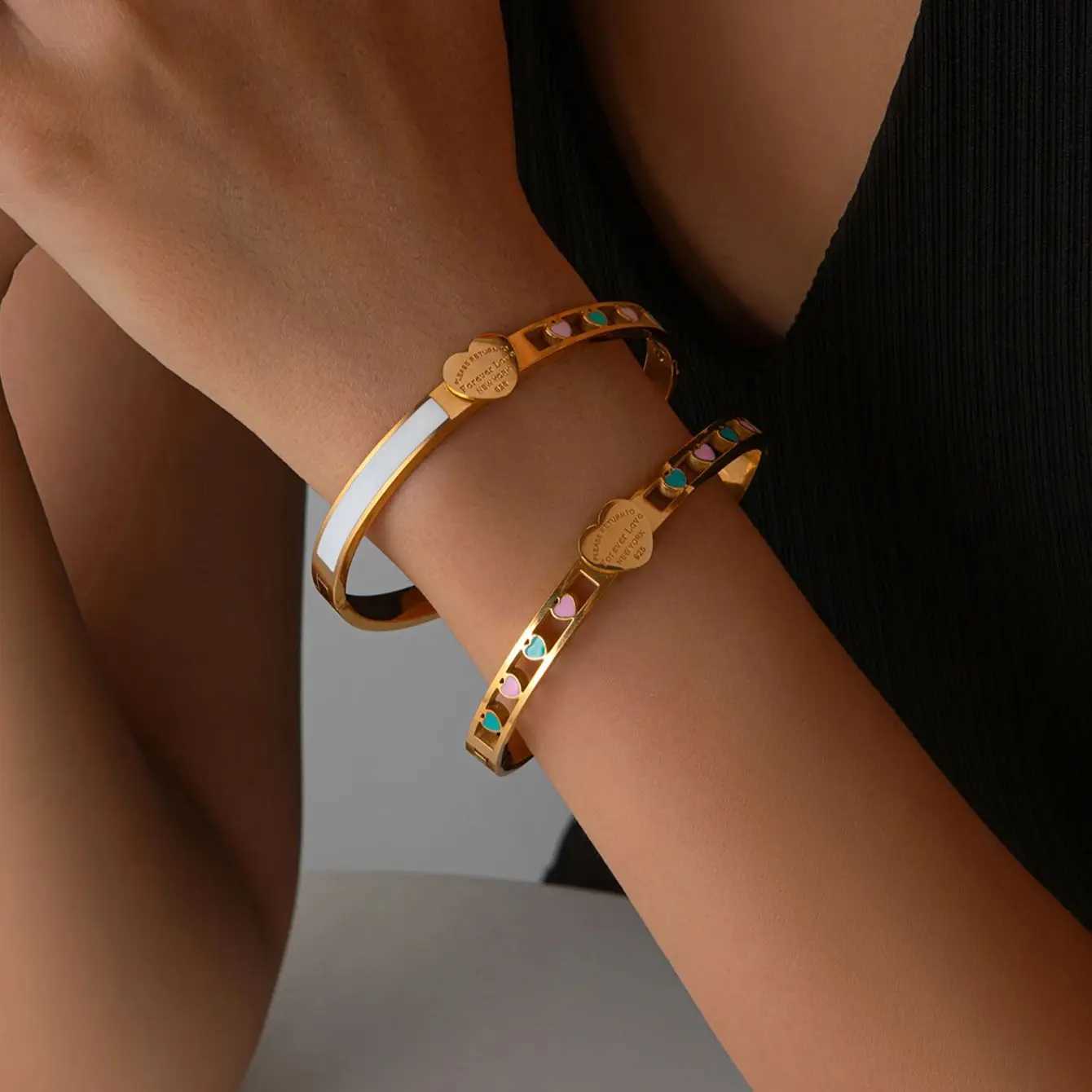 Bangle Stainless Steel Hollow Heart Womens Bracelet Cold Enamel Drip Oil Waterproof 18K Gold-Plated Jewelry H250115