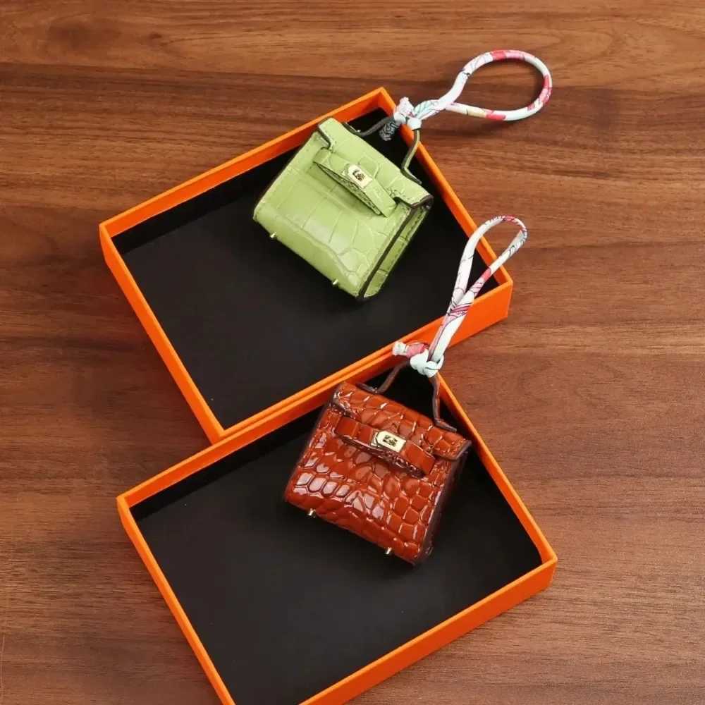 Keychains Lanyards Mini Bag Pendant Crocodile Pattern Exquisite Change High End Earphone Red Mouth Charter Key Buckle H250115