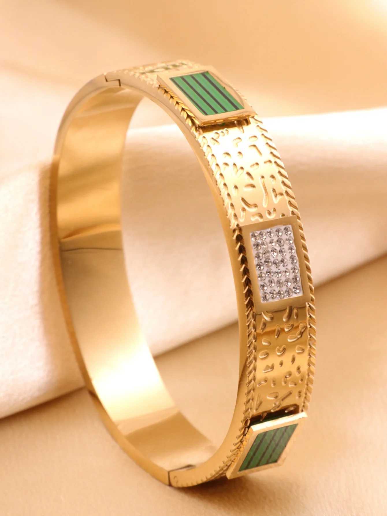 Bangle A Stainless steel fashion bracelet H250115
